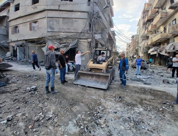 بلدية صور تقوم بإزالة الركام وفتح الطرقات بعد الغارة الإسرائيلية على مبنى كريت