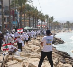«صور بإيدك أحلى».. حملة لتنظيف كورنيش وشاطئ مدينة صور البحري